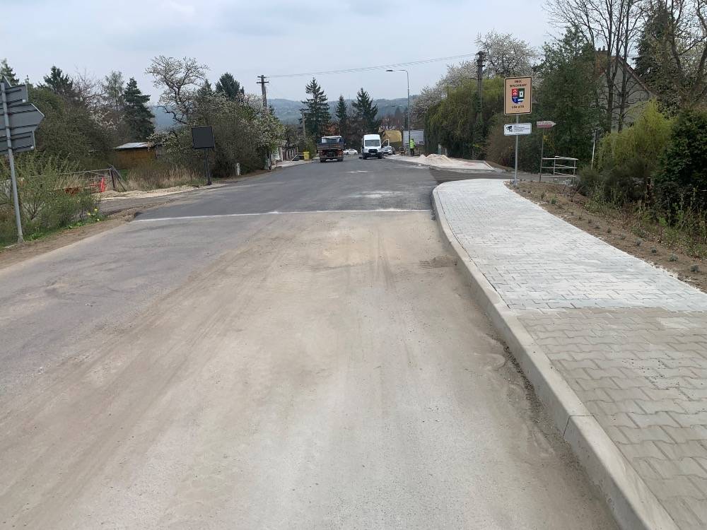 Stavební práce v uplynulém týdnu pokračovaly v úpravách téměř dokončeného úseku od mostu ke křižovatce u hotelu SEN.  * byl dokončen chodník, instalováno a zprovozněno veřejné osvětlení , které je již plně funkční,  * do plánovaného otevření úseku (21. 4.) zbývají už jen úpravy zeleně