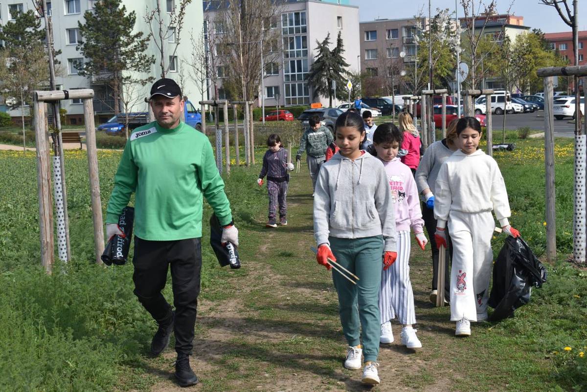 Do celostátní úklidové akce Ukliďme Česko se dnes dopoledne zapojili i Žatečané díky akci organizované městem.