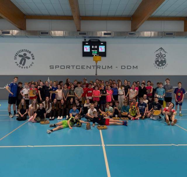 Dvoudenní školní turnaj je úspěšně za námi a musíme říct, že to byla naprosto neuvěřitelná jízda! Na palubovce se vystřídaly desítky nadšených studentů, k vidění byly strhující bitvy o každý centimetr hřiště i vítězné koše v posledních sekundách. Jak celá tato úžasná sportovní akce probíhala a jakou lahodnou odměnu si všichni bojovníci po svých výkonech vysloužili, se dočtete níže.                               Číst dál...