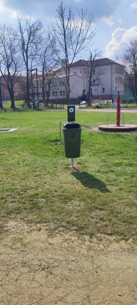 V pátek byl v obci nainstalován první ze tří nových košů se stojanem na sáčky na psí exkrementy. Najdete jej nedaleko dětského hřiště „Na Vůbci“.