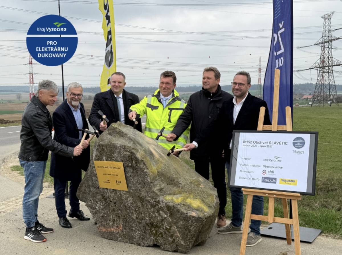 Kraj Vysočina zahájil stavbu obchvatu Slavětic na silnici II/152. Je to na trase z Třebíče do Dukovan. Nový úsek dlouhý 3,2 kilometru je součástí tras pro přepravu těžkých a nadrozměrných komponent směrem k Dukovanům. Hotovo má být v režimu předčasného užívání v říjnu 2027. Stavbu za více než 225 milionů korun financuje Kraj Vysočina prostřednictvím Státního fondu dopravní infrastruktury, obec Slavětice přispěje 4,3 miliony korun. Obchvat povede jižně pod obcí a naváže na už zrekonstruované krajské úseky. Součástí stavby bude také nový most.
