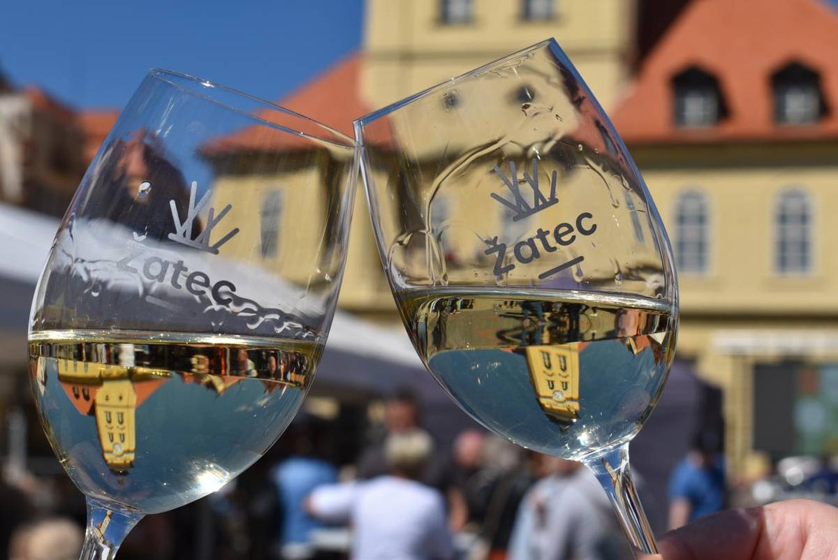Přehlídka a ochutnávka vín, která v sobotu 25. dubna proběhne od 11 hodin na náměstí Svobody, připomene vinařskou tradici města a okolí. Oblíbená akce První žatecký festival vína se poprvé uskutečnila v roce 2024 a během dvou let rychle získala velkou oblibu.