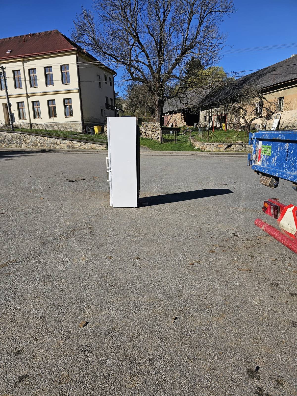 Žádáme osobu, která dnes vyvezla lednici na autobusovou zastávku, aby si ji odvezdla, neboť sběr odpadu proběhl dne 21.4.2026.  Jedná se o založení černé skládky, která se podstupuje k vyřízení přestupkové komisi.