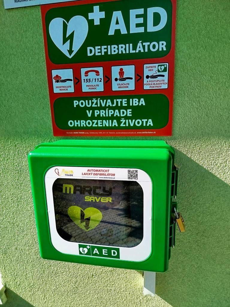 AED prístroj je umiestnený na ľavej stene vedľa vchodu do budovy Obecného úradu v Korytárkach a je pripravený na použitie kedykoľvek to bude potrebné.    Srdečné poďakovanie patrí darcovi z našej obce pánovi Jozefovi Sujovi- WOOD FERUM SK, ktorý defibrilátor zakúpil.