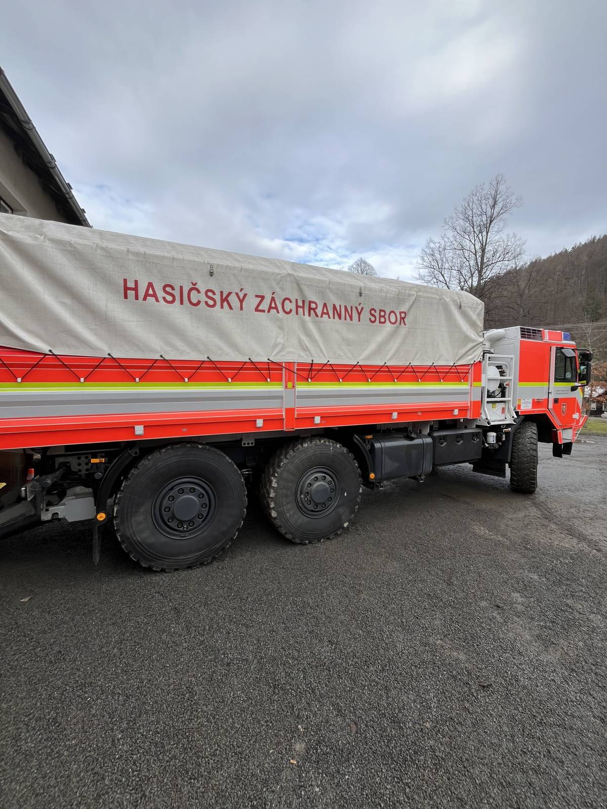 Dnes dorazila na obec poslední dodávka 11 ks palet s pitnou vodou. Děkujeme Potravinové bance za všechny dodávky pitné vody a 🚒 MSK za bezproblémovou logistiku v období od povodní do dnešního posledního dne.  VELKÉ 🙏 za naše občany ❤️