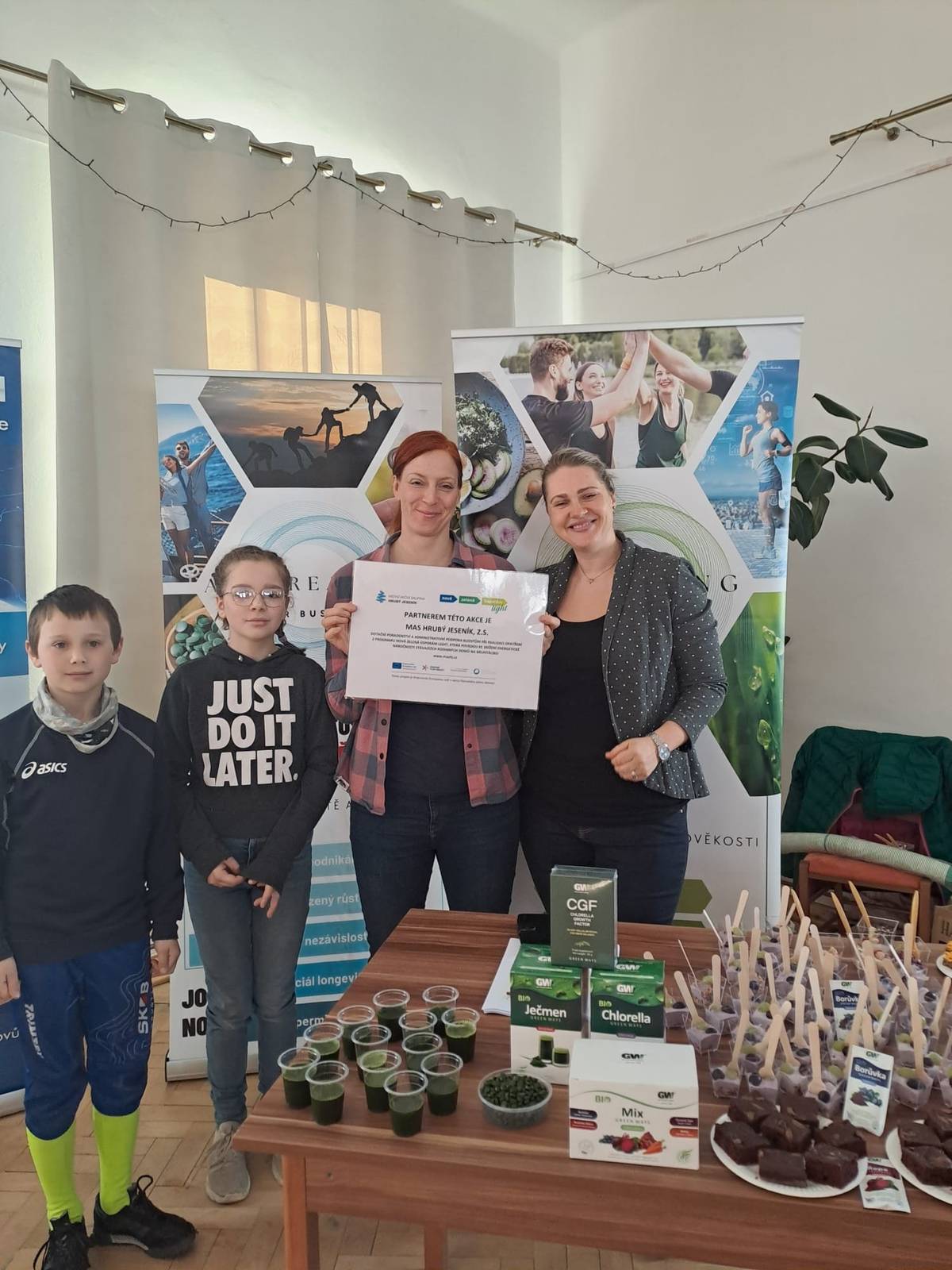 V sobotu 18. dubna 2026 se v Obecním domě Slezan v Karlovicích uskutečnil Den zdraví, který obec připravila pro všechny zájemce o zdravý životní styl, pohyb a péči o tělo i mysl. Akce nabídla pestrý program, odbornou přednášku, pohybové aktivity i zdravé občerstvení. Oblíbenou součástí programu byly lekce jógy a pilates, při nichž si návštěvníci mohli protáhnout tělo, zrelaxovat a načerpat novou energii. Velký zájem vzbudily nordic walking vycházky, kde si účastníci pod vedením instruktora osvojili správnou techniku chůze s holemi. Přínosná byla rovněž přednáška na téma protizánětlivého stravování. Návštěvníci získali řadu praktických rad, jak může vhodně zvolená strava pozitivně ovlivnit zdraví. Po celý den byly k dispozici stánky zaměřené na péči o zdraví, krásu a regeneraci. Nechyběla kosmetika, aromaterapie, masáže, manikúra ani pedikúra. Velký ohlas sklidilo také občerstvení – zdravé snídaně, smoothie nápoje, sýry z místní farmy, mikrozelenina i domácí zákusky. Den zdraví potvrdil, že zájem o zdravý životní styl je nejen mezi občany Karlovic stále velký.  Fotografie naleznete v MUNIPOLIS Fotogalerie. Děkujeme všem organizátorům, partnerům, vystavovatelům i lektorům, kteří se na přípravě akce podíleli. Věříme, že si návštěvníci odnesli nové poznatky, inspiraci i příjemný zážitek a my již připravujeme další ročník. Kulturní výbor obce Karlovice