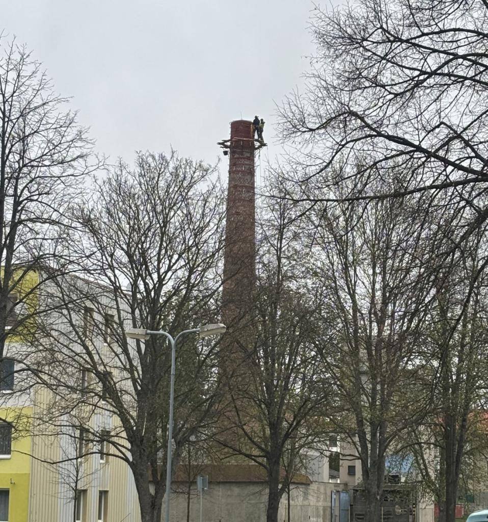 Dne 20. dubna 2026 odstartovaly práce na demolici bývalé kotelny ve Slavonicích, kdy probíhá odbourávání komínu. Tyto práce jsou naplánovány do 31. července 2026 a mohou být spojeny se zvýšenou hlučností a prašností v okolí. Prosíme občany o zvýšenou opatrnost a respektování dočasného dopravního zna