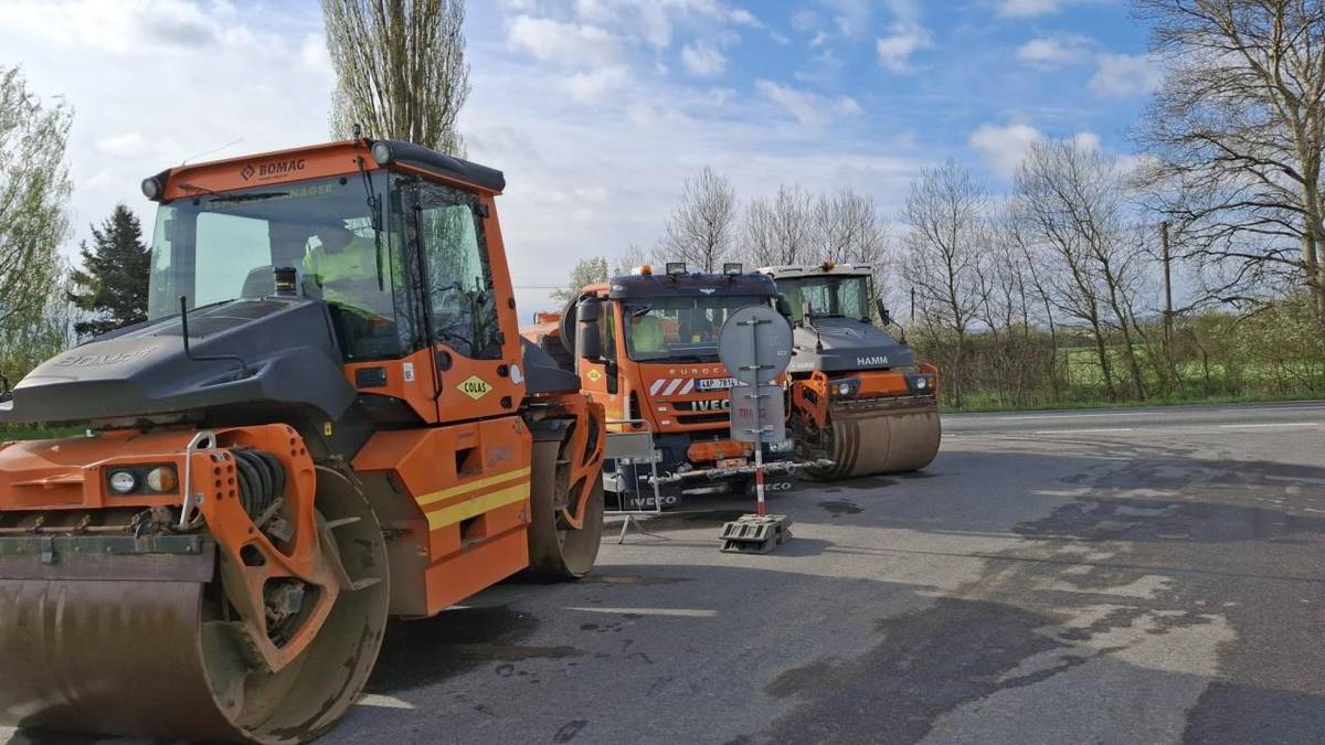Uzavřena silnice III/43313 do Chvalkovic na Hané od křižovatky silnice I/47 na Kroměříž z důvodu rekonstrukce. Objízdná trasa je vedena přes Nezamyslice-Těšice a přes obec Dřevnovice a objízdná délka trasy je cca 7 km. Uzavírka je plánována do 3.5.2026,je možné, že silnice bude zprůjezdněna dříve.