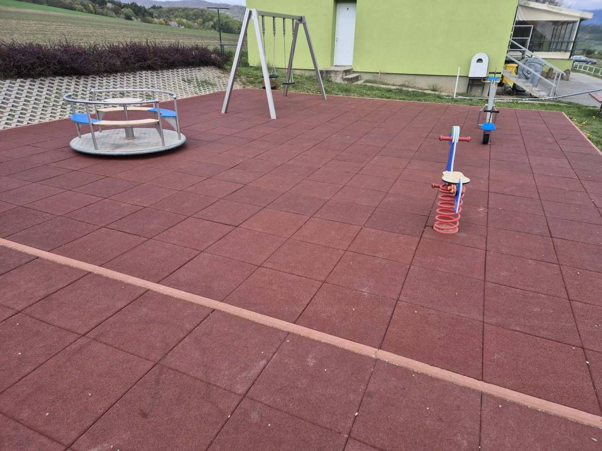 Dopadová plocha pod detským ihriskom