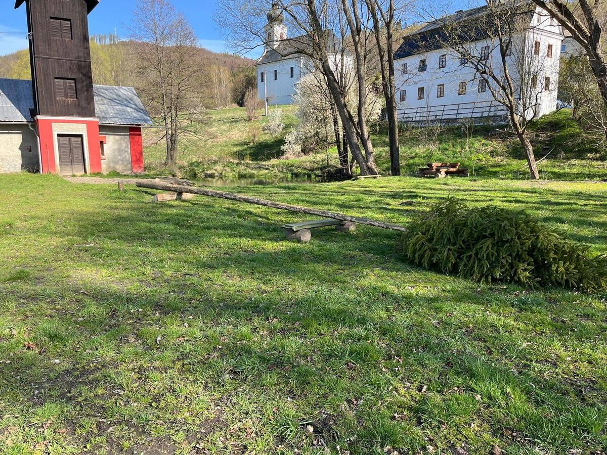 Vážení spoluobčané, jako každý rok, také letos připravuje Sbor dobrovolných hasičů Karlovice stavění májky, které patří mezi krásné a oblíbené tradice i naší obce. O dnešní přípravu a přepravu stromu k hasičské zbrojnici se postarali pracovníci obce, jak zachycuje přiložená fotografie. Stavění májky proběhne v pátek 1. května 2026 od 17:00 hod. u hasičské zbrojnice. Zveme všechny, kteří se chtějí zapojit do výzdoby i následného postavení májky. Přípravy budou probíhat přibližně od 15:00 hod. Na konci měsíce května pak na tuto tradici naváže také tradiční kácení májky, pořádané taktéž sborem dobrovolných hasičů, spojené s posezením u ohně. Těšíme se na společné setkání a věříme, že si tuto pěknou tradici společně užijeme.