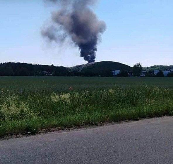 Vážení spoluobčané, dovolujeme si Vás informovat o zahoření tělesa skládky, které bylo nahlášeno provozovatelem skládky dnes na HZS a zároveň městu Benátky. Průběh budeme ve spolupráci s HZS nadále monitorovat a v případě potřeby Vám podáme bližší informace. Z preventivních důvodů prosíme nevětrat.     Foto ilustrační