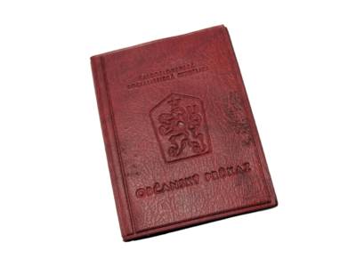 Končí platnost starých občanských průkazů   Ministerstvo vnitra upozorňuje na blížící se konec platnosti starých občanských průkazů bez strojově čitelných údajů vydaných do 30. 6. 2000 a mají vyznačenou dobu platnosti bez omezení. Tato povinnost se týká především občanů narozených do 31. prosince 1935, kteří stále vlastní starší typ občanského průkazu.  Co je třeba udělat? Držitelé uvedených dokladů by se měli včas obrátit na nejbližší obecní či městský úřad, který vydává občanské průkazy. Na úřadě jim bude vysvětlen další postup a zároveň provedena samotná výměna dokladu.  Do kdy je nutné doklad vyměnit? Staré občanské průkazy již nesplňují aktuální bezpečnostní požadavky, a proto jejich platnost končí 2. srpna 2026. Pokud si občan průkaz nevymění do tohoto data, bude od 3. srpna 2026 držitelem neplatného dokladu, který nebude možné uznat jako průkaz totožnosti.  Výměna je bezplatná Výměna starého občanského průkazu za nový je zcela zdarma.
