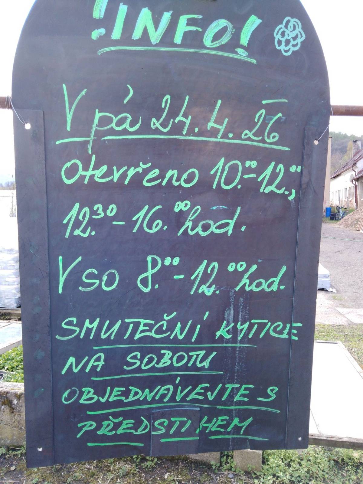 !!!! INFO!!! Důležité... někdo nemá Fcb, někdo nečte, nedodržuje, naší pracovní dobu, pauzu, info hned na tabuli u vrat... V pá 24.4.... jsme na přípravě svatby V so 25.4. máme dva pohřby... A proto prosíme, objednávejte kytice s předstihem. Zítra budeme objednávat další květy, tak dejte vědět včas.  Děkujeme za pochopení