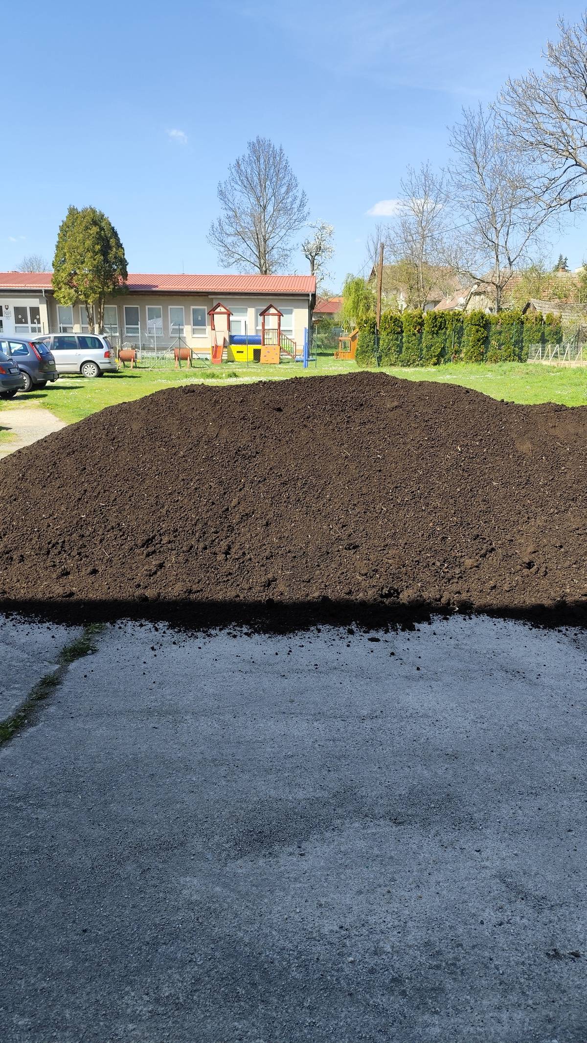Vážení spoluobčania, oznamuje Vám, že za budovou bývalej Základnej školy v obci Prašník sa nachádza kompost. V prípade záujmu je pre obyvateľov obce Vami vybrané množstvo k dispozícií. Naloženie a prepravu je potrebné si zabezpečiť. Pevne veríme, že sa každému, kto prejaví záujem újde potrebné množstvo.