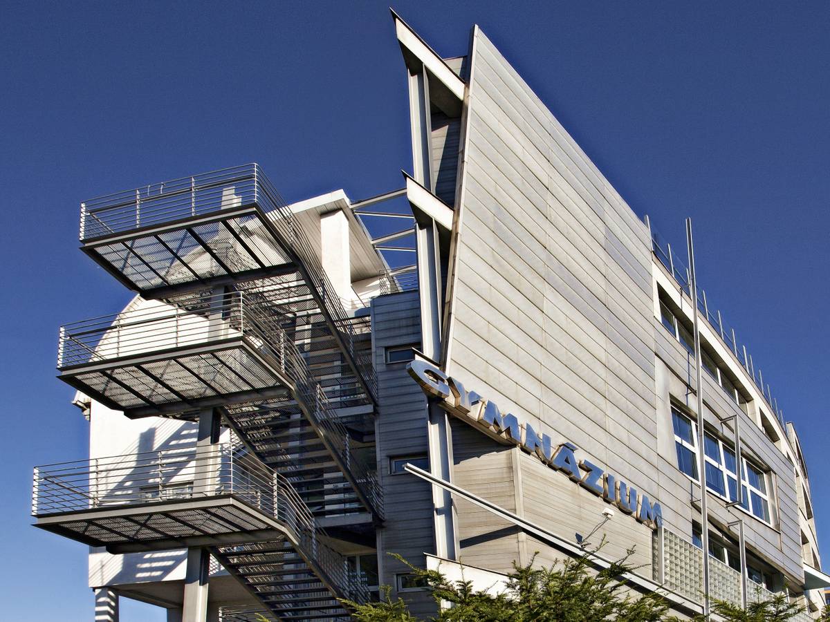 Náročná rekonstrukce obloukové střechy budovy Gymnázia a Obchodní akademie v Orlové, která probíhala ve dvou etapách, je u konce.  Druhá část, která zahrnovala přes 70 procent z celkové délky střechy, začala loni v červenci a skončila na začátku letošního dubna. „Během rekonstrukce došlo k výměně všech částí střechy kromě beton...