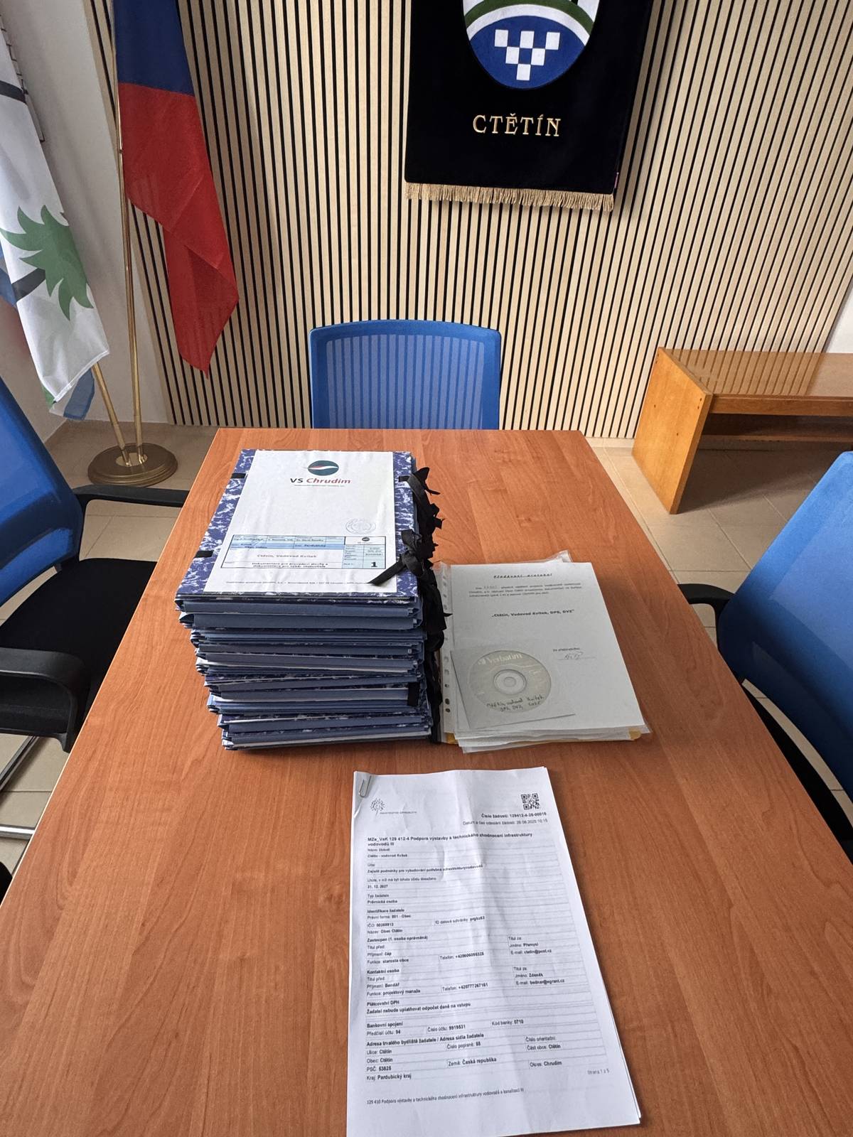 Vážení občané, podařilo se nám získat dotaci od Ministerstva zemědělství na vodovod do osady Kvítek. Vodovod patří k základní občanské vybavenosti každé obce a navíc občané Kvítku mají dlouhodobé obavy o zhoršení kvality podzemní vody a o její ztrátu. Jak bylo slíbeno ze strany obce, uděláme maximum pro to, abychom vodu do Kvítku přivedli. Od lidí, kteří na Kvítku trvale bydlí nebo zde mají nemovitost za účelem rekreace, žádáme maximální podporu, která bude spočívat ve zřízení vodovodní přípojky, kterou si bude každý hradit sám. Obec již tak ponese velké náklady na tuto stavbu. Celkovou cenu budeme znát poté, co proběhne výběrové řízení. Podrobnější informace připravujeme. Nyní je v plánu příprava výběrového řízení na zhotovitele. Pokud ovšem nebude o vodovod dostatečný zájem a obec by o dotaci přišla, je možné, že vodovod nebude realizován. Proto Vás žádám, abyste se připojili v co největším možném počtu. V blízké době Vás navštíví zastupitel pan Procházka, který bude chtít znát Vaše rozhodnutí. Žádám Vás, abyste vodovod nebrali jako pojistku k budoucímu připojení, až nebudete mít vodu, protože s takovýmto smýšlením nemusí k vybudování vodovodu dojít. S pozdravem Přemysl Čáp starosta obce Ctětí