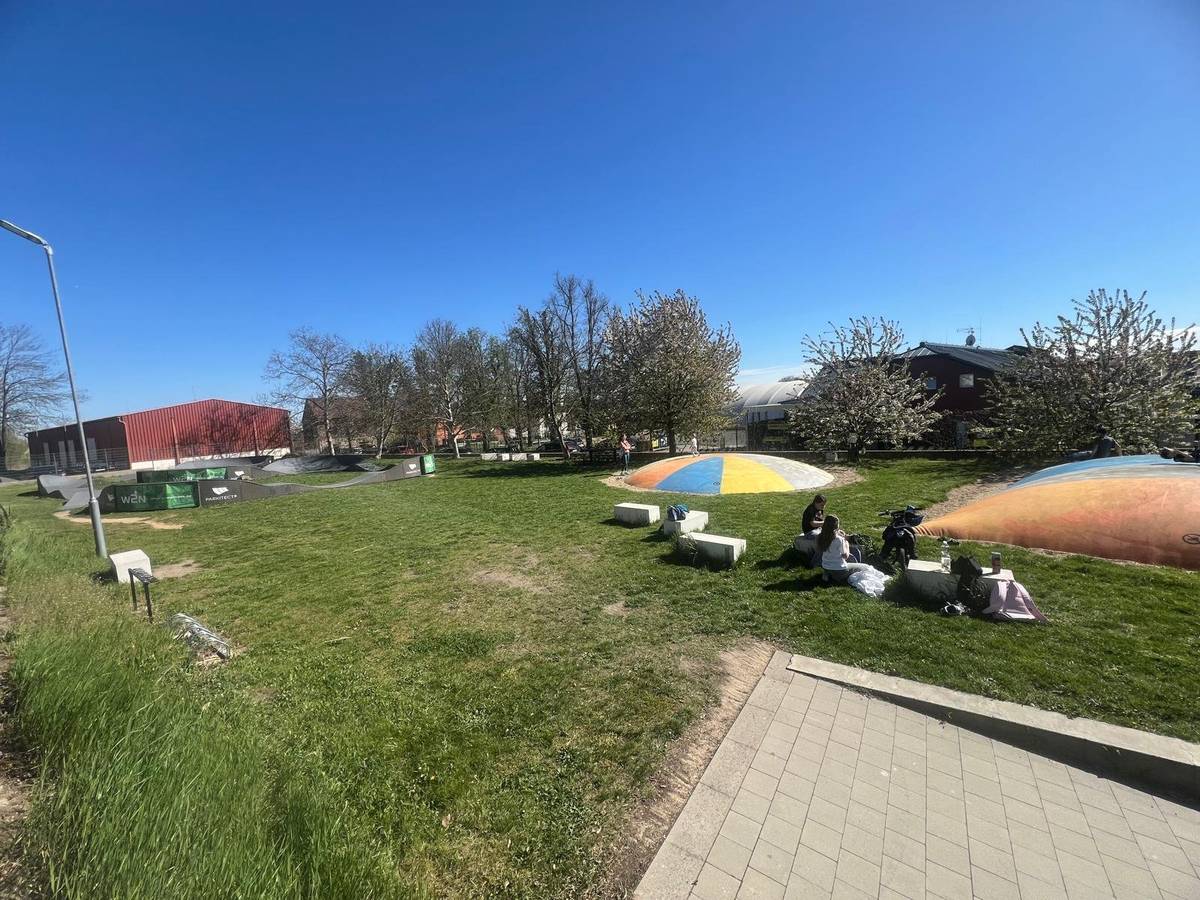 Vzduchové trampolíny i pumptracková dráha vedle sokolovny prošly údržbou a od 24. 4. jsou opět připraveny k provozu. ☀️💪
