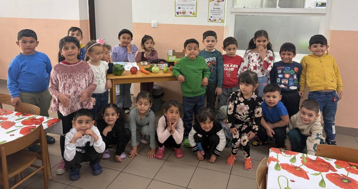 Deti z našej materskej školy zažili v piatok 17.4.2026 veselú a zároveň poučnú aktivitu – ochutnávku ovocia a zeleniny. Tentoraz to však nebolo len obyčajné ochutnávanie. Malí škôlkari skúšali rozpoznávať chute aj so zavretými očami, čo prinieslo množstvo smiechu, prekvapení aj radostných reakcií.