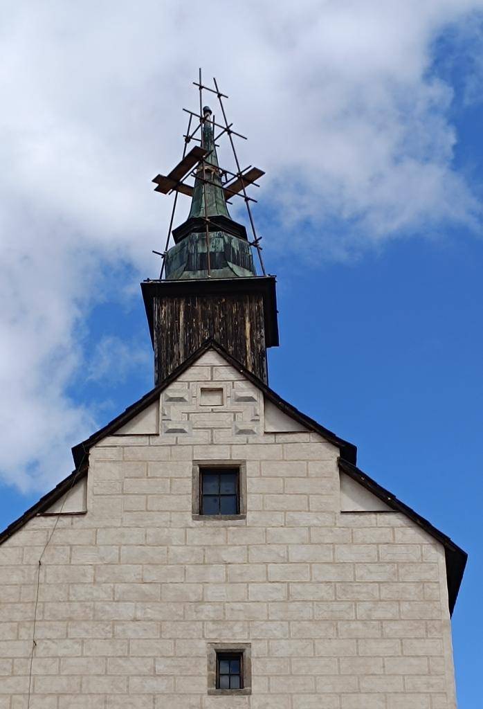 Město Slavonice se chystá na opravu hrotnice na Dačické bráně, významné historické dominantě města. Hrotnice byla demontována v roce 2025 z důvodu havarijního stavu, aby se předešlo poškození konstrukce a ohrožení okolí.