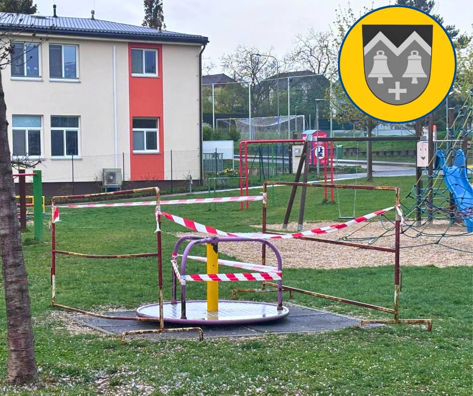 Na dětském hřišti u MŠ Jablíčko došlo k poškození kolotoče, který je nyní mimo provoz a z bezpečnostních důvodů je ohraničen páskou. Prosíme rodiče i děti, aby zařízení nepoužívali a respektovali dočasné uzavření. Na opravě pracujeme. Obec pravidelně provádí kontroly herních prvků, díky nimž se daří včas zachytit poškození a předcházet nebezpečným situacím. Děkujeme za pochopení.
