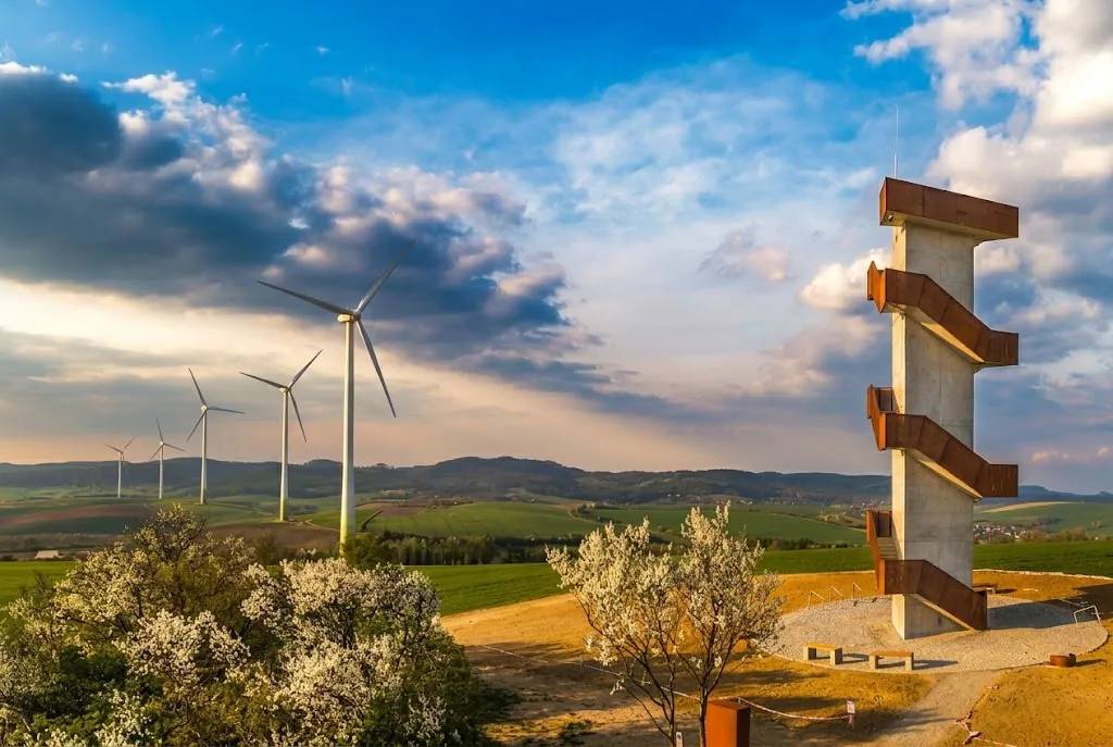 V posledních dnech se mezi občany objevují dotazy týkající se možného vymezení tzv. akcelerační zóny pro výstavbu větrných a solárních elektráren v okolí obce.