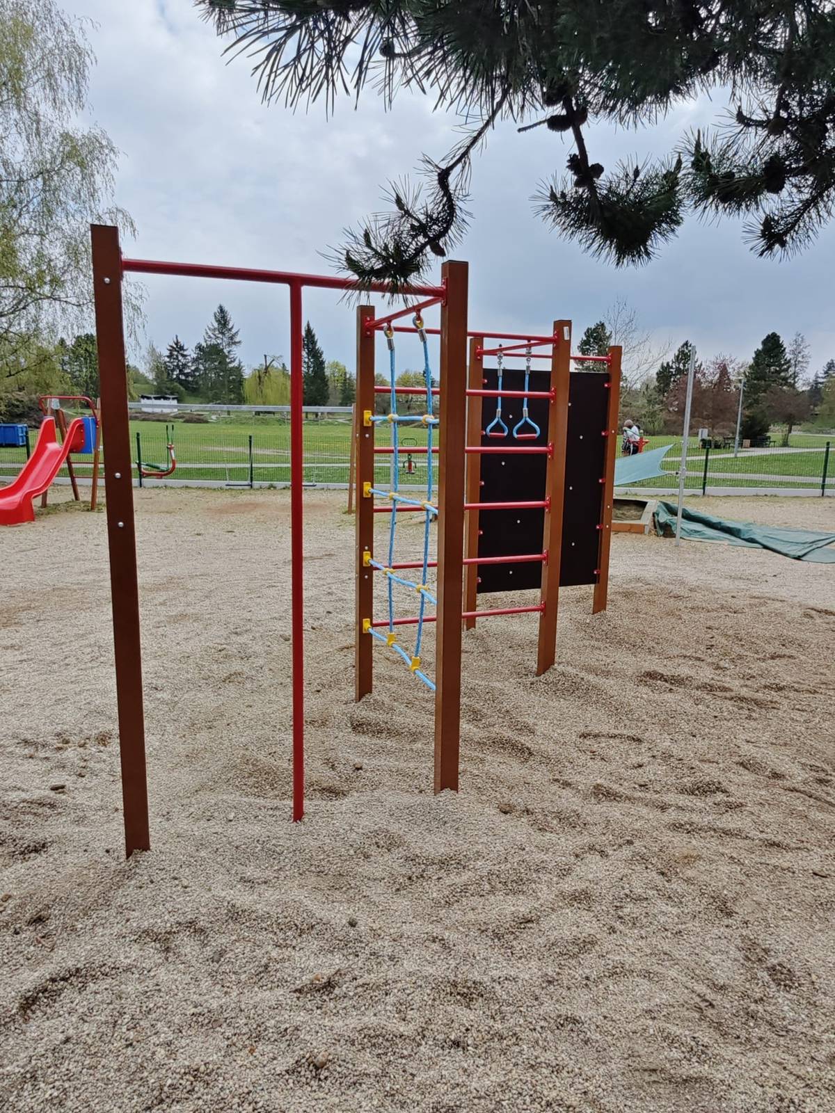 Máme skvělou zprávu pro všechny malé návštěvníky 👧🧒 Dětské hřiště ve volnočasovém areálu je znovu otevřeno a připraveno na spoustu zábavy! 🙌 Nové herní prvky jsou již nainstalované ✨ a vše je bezpečně připraveno k používání 👍