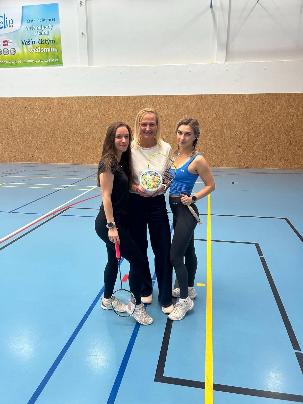 V sobotu 18. dubna se ve sportovní hale v Meziboří uskutečnil charitativní badmintonový turnaj na podporu dětí ze Základní školy speciální a Praktické školy Litvínov. Akce přilákala celkem 36 hráčů a díky startovnému i dobrovolným příspěvkům se podařilo vybrat krásných 22 600 Kč. Partnerem turnaje bylo město Meziboří. Čistý výtěžek ve výši 16 600 Kč byl věnován škole a bude využit na podporu sportovních, kulturních a vzdělávacích aktivit žáků. Po napínavých soubojích se na stupních vítězů umístili:  🥇 1. místo: Jovana Skrčená a Ladislav Čermák 🥈 2. místo: Eliška Maternová a Karel Salač 🥉 3. místo: Petra Nováková a Vlastimil Hladík  Děkujeme všem hráčům, partnerům, podporovatelům i návštěvníkům, kteří se do akce zapojili a podpořili dobrou věc. Velmi si vážíme vaší podpory a těšíme se na další ročník! Tým organizátorů: Veronika Tomčíková, Renata Šádová a Eliška Maternová