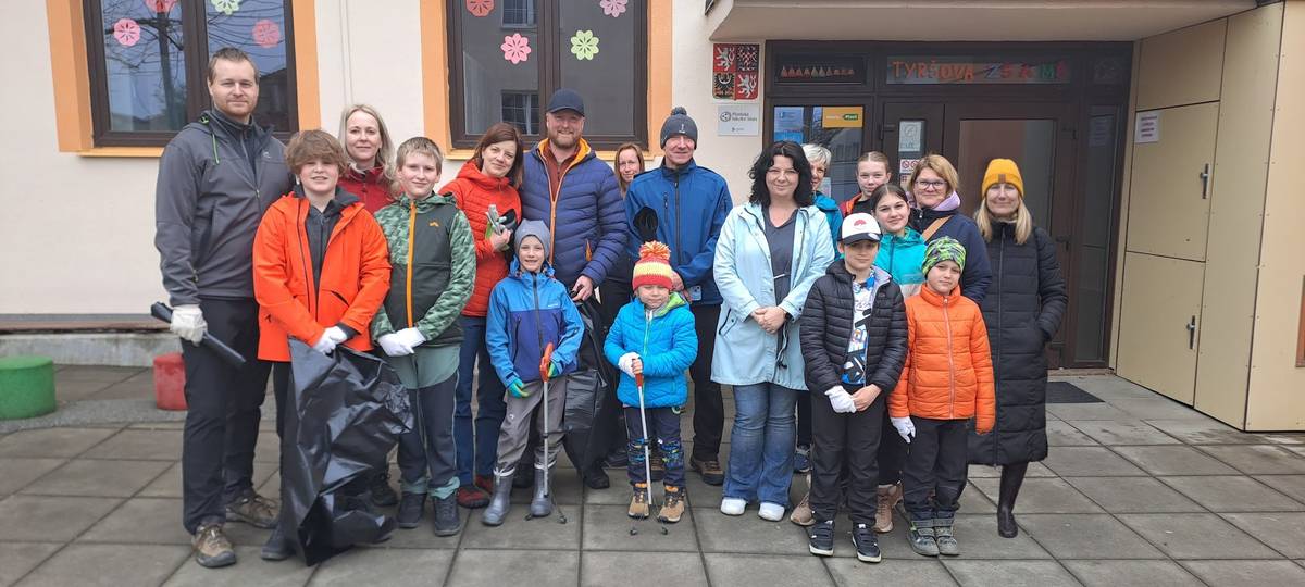 🧹 V neděli 12. dubna 2026 se na akci Ukliďme Černice sešla zhruba dvacítka místních dospělých a dětí. Obvod jim dodal potřebné pomůcky pro úklid, tedy pytle, rukavice či kleště na odpad. Dobrovolníci se rozdělili  do skupinek a šli uklízet do různých míst. Mimo jiné sbírali odpadky u řeky, ve směru na Valík, v ulici K Cihelnám až k lávce na Radyni i k Olympii. Nashromáždili zhruba 15 pytlů rozfoukaných papírů, plastů a jiného smetí včetně odhozených pneumatik. Při úklidu narazili i na sáčky s psími exkrementy, které místo v odpadkových koších skončily pohozené na zemi. Dobrovolní hasiči pak dopravili odpadky k odvozu do sběrného dvora.    🗑️ „Vůbec nechápeme, jak mohou lidé být tak bezohlední a odhazovat krabice z drive restaurací z okna auta do příkopů a na trávu kolem silnic," poznamenala organizátorka akce Tereza Volfová.    🙏 „Děkuji  všem účastníkům za to, že věnovali svůj volný čas činnosti, která přispěla k čistšímu a příjemnějšímu prostředí kolem nás. Díky si zaslouží organizátoři akce i dobrovolní hasiči,“ uvedl starosta Černic Vladislav Sloup. 🚒   Tuto akci již tradičně každoročně organizuje Kulturní komise osmého městského obvodu. Je součástí dobrovolnické úklidové akce Ukliďme Česko, která probíhá na území celé České republiky.