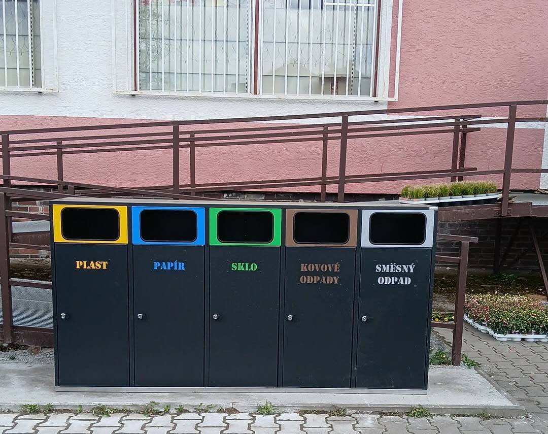 Před obchodem na zbůšském náměstí ode dneška najdeme novou sestavu košů na tříděný odpad. Koše zakoupil majitel obchodu pan Polách Nguyen The Hung, pracovníci obecního hospodářského dvora je instalovali a budou zajišťovat jejich výsyp. Vás, milí spoluobčané, prosíme o pečlivé třídění. Děkujeme!