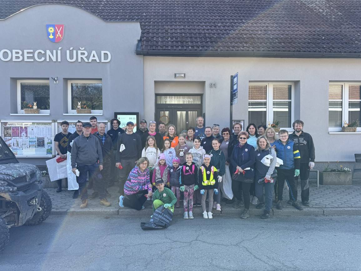 Akce Ukliďme Česko - ukliďme Neubuz letos proběhla v sobotu 18. dubna za krásného slunečného počasí.  A hlavně – sešlo se nás 37 dobrovolníků, kterým není lhostejné, jak to kolem naší obce vypadá. Díky vám všem se podařilo uklidit velký kus okolní přírody.
