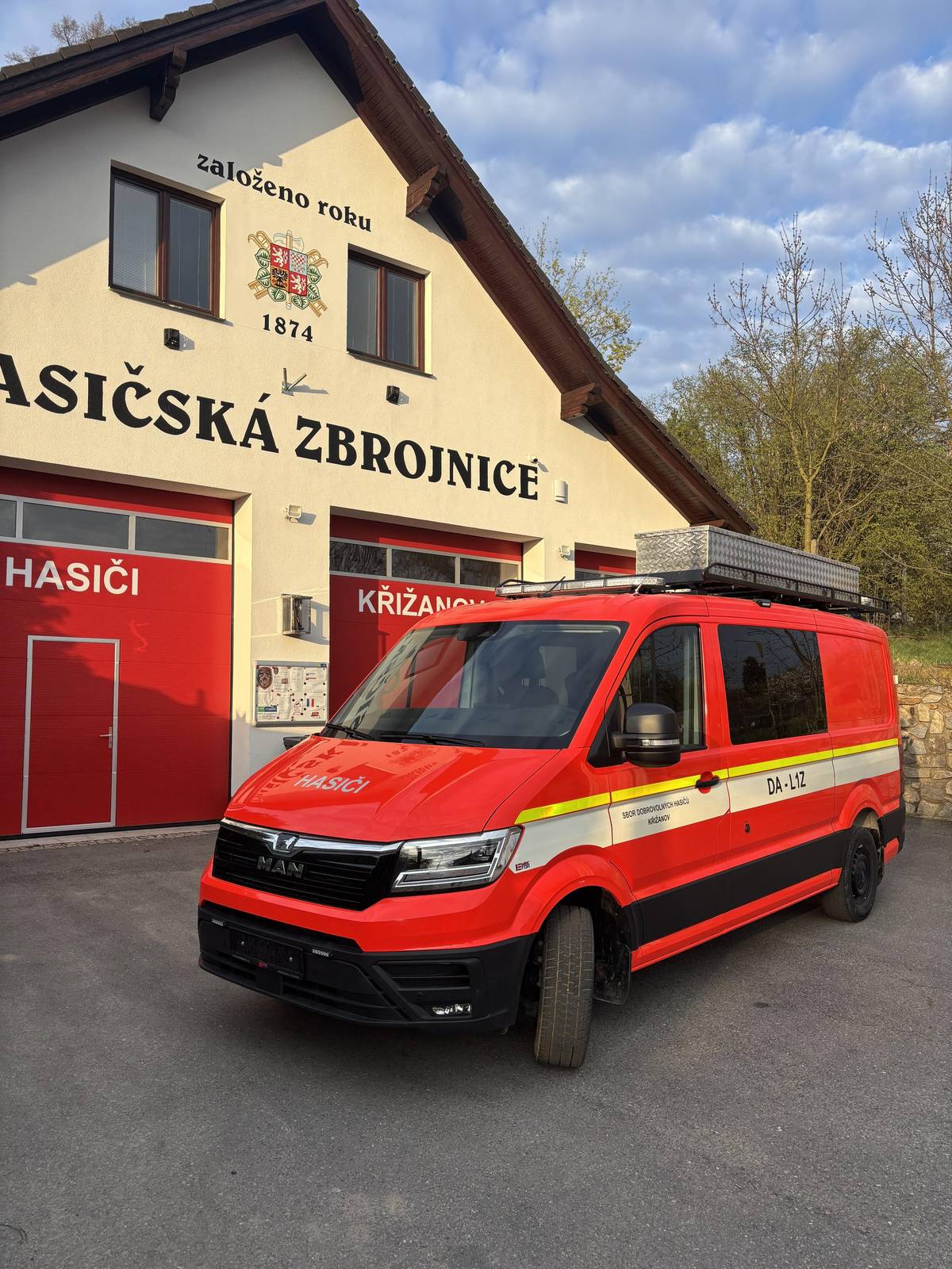 Dne 21. 4. 2026 jsme převzali nový dopravní automobil MAN TGE pro naši jednotku SDH Křižanov     Vozidlo nám dodala společnost EMBEFOR s.r.o. Celkové náklady na pořízení činily 2.104.190,00 Kč, přičemž financování významně podpořila dotace Ministerstva vnitra ČR ve výši 600.000 Kč a dotace Kraje Vysočina ve výši 600.000 Kč     Nový automobil nahradí stávající starší vůz, který bude následně dále sloužit SDH Křižanov.     Je to pro nás významný a radostný okamžik Nové vozidlo představuje nejen modernější a spolehlivější techniku, ale především větší bezpečí pro naše hasiče i pro všechny občany, kterým pomáháme     Máme velkou radost, že se naše jednotka může dál rozvíjet a být ještě lépe připravena pomoci tam, kde je to potřeba.     Děkujeme všem, kteří se na pořízení tohoto vozidla podíleli a pomohli tak dobré věci. Věříme, že nový MAN TGE bude dlouhá léta spolehlivým pomocníkem při zásazích i ve službě veřejnosti