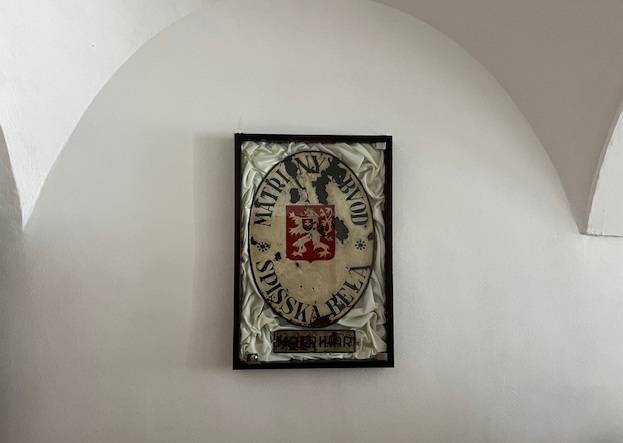 Označovanie budov názvami úradov a inštitúcií, ktoré v nich sídlia, vnímame zväčša iba ako bežnú technickú záležitosť na orientáciu v meste, ak potrebujeme vybaviť konkrétnu požiadavku. Zväčša sa nezamýšľame nad...