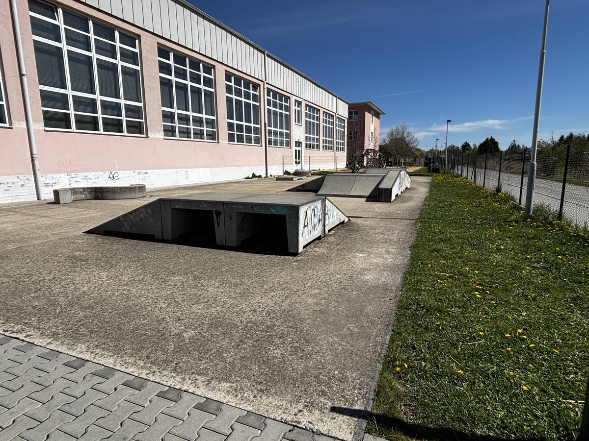 Od pondělí 27. 4. se u základní školy rozjedou práce na novém skateparku 🛹 Stavíme ho pro všechny jezdce na skejtu, freestyle koloběžce, BMX, bruslích a další nadšence. Kvůli tomu ale musí být stávající skatepark dočasně zavřený. Hotovo by mělo být v polovině června. Děkujeme všem za trpělivost 🙌  O znovuotevření dáme vědět!
