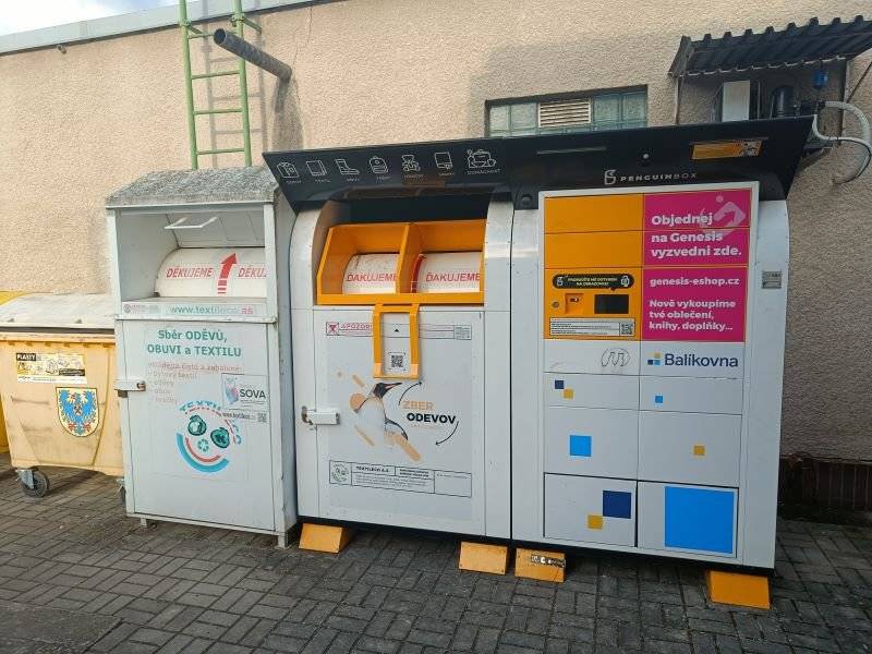 Na levé straně budovy Coop (ze strany obecního úřadu) byl nainstalován Penguin box + box pro sběr textilu. Umožňuje odesílání a přijímání balíků a slouží také jako Balíkovna České pošty. Doufáme že bude sloužit k vaší spokojenosti.