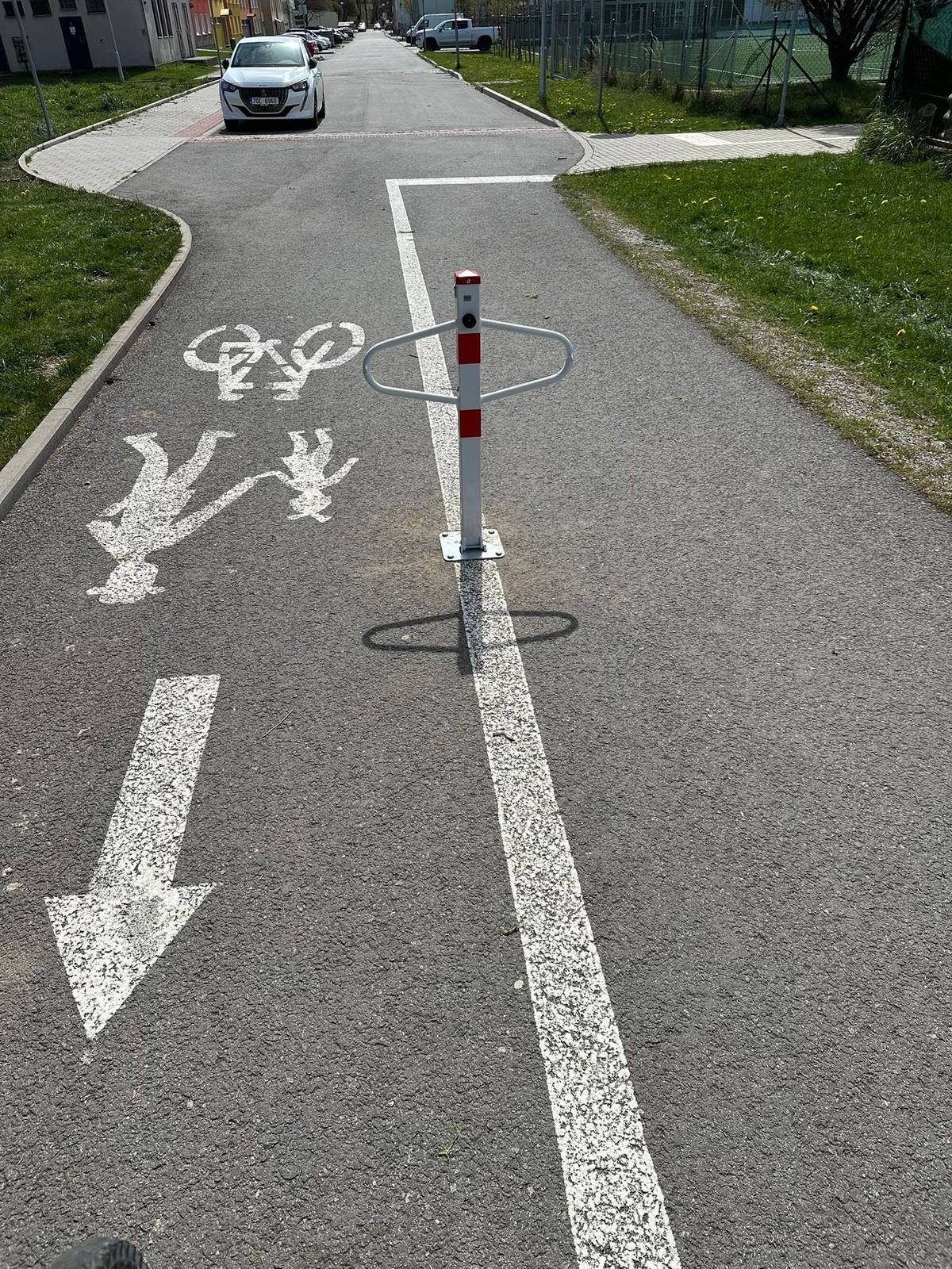 Město vybudovalo asfaltovou propojku pro pěší a cyklisty vedoucí kolem zahrádkářské kolonie a tréninkového hřiště mezi Sídlištěm na Sadech a Pastvinami. Cílem bylo tyto dvě lokality lépe zpřístupnit a propojit. Přestože je propojka označena jako stezka pro pěší a cyklisty, občas ji využívali i nezodpovědní řidiči osobních automobilů, kteří si touto cestou zkracovali trasu, aby ušetřili několik desítek metrů. Z tohoto důvodu bylo přistoupeno k opatření v podobě umístění sloupku na stezce, který by měl zabránit průjezdu automobilů, jež na tuto stezku nepatří.