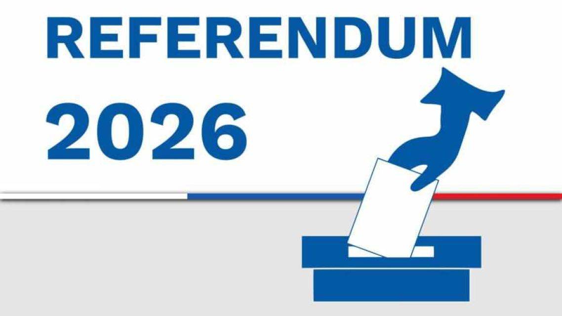 Prezident Slovenskej republiky rozhodnutím č. 60/2026 Z. z., na základe petície občanov prijatej 23. marca 2026 vyhlásil referendum a určil deň jeho konania na sobotu 4. júla 2026. Referendum sa koná od 07.00 h do 22.00 h.   V referende voliči rozhodnú o otázkach:  Súhlasíte so zrušením tzv. doživotnej renty, napríklad, pre Roberta Fica, ustanovenej v § 24a ods. 1 písm. b) zákona č. 120/1993 Z. z. o platových pomeroch niektorých ústavných činiteľov Slovenskej republiky v aktuálnom znení? Súhlasíte s tým, aby boli obnovené Úrad špeciálnej prokuratúry a Národná kriminálna agentúra?  ROZHODNUTIE prezidenta Slovenskej republiky o vyhlásení referenda: Rozhodnutie prezidenta Informácia o podmienkach práva hlasovať v referende  Dátum a čas konania referenda  Referendum sa koná v sobotu 4. 7. 2026 od 7:00 do 22:00 h. Právo voliť  Právo hlasovať v referende má občan Slovenskej republiky, ktorý má právo voliť do Národnej rady Slovenskej republiky, t.j. ktorý najneskôr v deň konania referenda dovŕši 18 rokov veku. Prekážkou práva voliť je zákonom ustanovené obmedzenie osobnej slobody z dôvodu ochrany verejného zdravia, ak osobitný zákon v čase pandémie neustanoví inak.  Spôsob voľby  Volič môže voliť na území Slovenskej republiky   vo volebnom okrsku, v ktorého zozname voličov je zapísaný, alebo v ktoromkoľvek volebnom okrsku na základe hlasovacieho preukazu.  Volič môže voliť mimo územia Slovenskej republiky poštou, ak   nemá trvalý pobyt na území Slovenskej republiky má trvalý pobyt na území Slovenskej republiky a v čase referenda sa zdržiava mimo jej územia a bol na základe žiadosti zapísaný do osobitného zoznamu voličov.    Ďalšie informácie k referendu sú uverejnené na webovej stránke Ministerstva vnútra SR