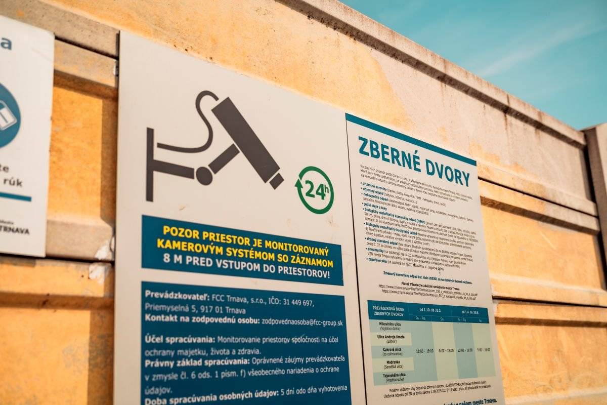 Vedeli ste, že vybrané stojiská kontajnerov a zberné dvory v Trnave monitoruje kamerový systém? Jeho cieľom je predchádzať vzniku čiernych skládok, neporiadku pri odpadových stojiskách a porušovaniu pravidiel pri nakladaní s komunálnym odpadom.     Kamery pomáhajú najmä tam, kde sa v minulosti odpad ukladal mimo nádob alebo na miesta, ktoré na to nie sú určené. Mestská polícia tieto lokality pravidelne kontroluje aj mimo prevádzkových hodín zberných dvorov a záznamy pomáhajú aj pri preverovaní podnetov od obyvateľov.     Výsledky ukazujú, že tento spôsob kontroly má zmysel. V roku 2025 evidovala mestská polícia 87 priestupkov súvisiacich s porušením pravidiel pri nakladaní s odpadom, pričom v 12 prípadoch bola uložená bloková pokuta v celkovej výške 240 eur.     Chceme aj týmto spôsobom prispieť k väčšiemu poriadku a čistejšiemu verejnému priestoru. Odpad uložený mimo nádob alebo mimo areálov zberných dvorov znečisťuje okolie a zároveň je v rozpore s pravidlami.   Buďme k sebe ohľaduplnejší a nerobme si z mesta smetisko. Veď je naše.     Viac informácií nájdete v tomto článku.