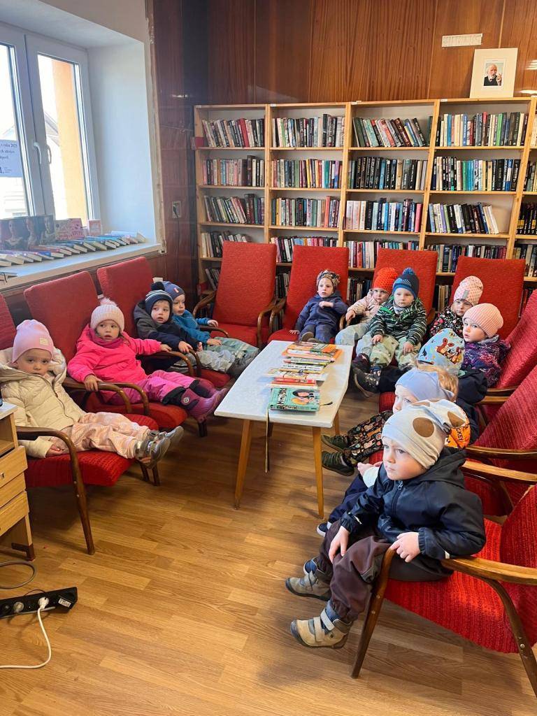 Mesiac marec sa v našej materskej škole niesol v duchu kníh, rozprávok a krásnych zážitkov. Deti mali možnosť spoznávať svet literatúry rôznymi zaujímavými aktivitami a podujatiami, ktoré podporili ich fantáziu, jazykové schopnosti aj prirodzený záujem o čítanie a príbehy.