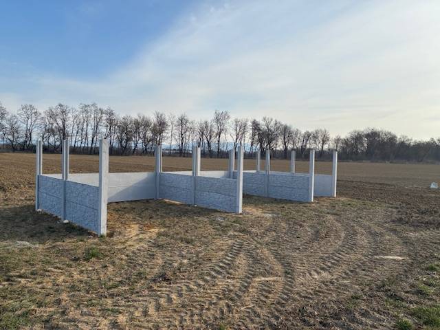 Obec zabezpečila štiepkovač na konáre, ako službu pre občanov.  Pokiaľ budete mať väčší objem hmoty, nahláste na OcU a danú hmotu poštiepkujeme na mieste.  Menšie množstvo konárov, zeleneho odpadu a lístia môžete nosiť na zberné miesto pri Čov.