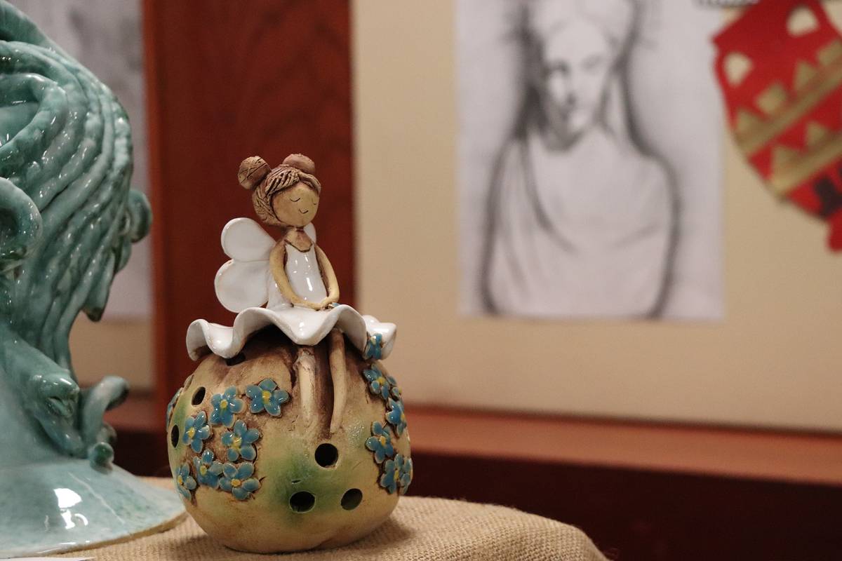 Až do pátku probíhá v DDM Orlová prodejní výstava keramiky. Letos naposledy ve spolupráci se špičkovou výtvarnicí Radkou Chrásteckou, která se touto výstavou symbolicky loučí se svým mnoholetým působením v domě dětí a mládeže. Kromě originální keramiky jsou k vidění i výtvarné práce orlovských školáků, kteří soutěžili v městsk...