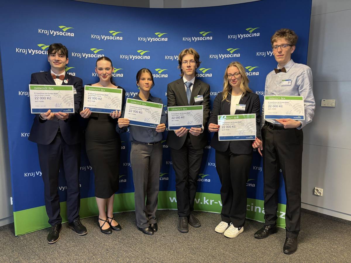 Šestnáct středoškolských týmů z celé Vysočiny soutěžilo v krajském finále 17. ročníku soutěže S Vysočinou do Evropy. Osm nejlepších týmů pak v angličtině představilo své nápady na téma, jak může umělá inteligence změnit Vysočinu. Vítězné trojice čeká pětidenní cesta do Belgie, kde navštíví Evropský parlament i další zajímavá místa. První místo získali Kristýna Hadová a Matěj Blažíček z Gymnázia Žďár nad Sázavou, druzí skončili Slávek Tomášek a Natálie Skalníková z Gymnázia Bystřice nad Pernštejnem, třetí byli Marek Roll a Karolína Siřínková z humpoleckého gymnázia.