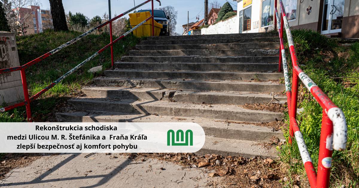 Dňa 22. apríla 2026 sa začala realizácia komplexnej rekonštrukcie schodiska, ktoré prepája Ulicu M. R. Štefánika s Ulicou Fraňa Kráľa.  Práce zabezpečujú Technické služby mesta. Ide o frekventované pešie prepojenie, ktorého technický stav si vyžiadal obnovu s dôrazom na bezpečnosť a funkčnosť. Predmetom rekonštrukcie je obnova nosných a povrchových častí schodiska, výmena nášľapníc, úprava podkladových vrstiev a osadenie nového zábradlia. Realizáciou dôjde k výraznému zvýšeniu bezpečnosti, komfortu pohybu a celkovej kvality verejného priestoru. Investícia zároveň predstavuje postupné napĺňanie záväzku mesta venovať systematickú pozornosť infraštruktúre pre peších.  Ďakujeme obyvateľom za trpezlivosť a pochopenie počas realizácie prác a zároveň vás žiadame o rešpektovanie dočasných obmedzení. Z bezpečnostných dôvodov prosíme o nevstupovanie na stavenisko a využívanie pešej trasy po priľahlom chodníku z dlažby, ktorý sa nachádza približne 23 krokov od schodiska (orientačný údaj závisí od individuálnej dĺžky kroku). Zodpovedným prístupom všetkých prispejeme k hladkému priebehu rekonštrukcie a skorému sprístupneniu bezpečného a kvalitného schodiska pre verejnosť. Rekonštrukcia schodiska medzi Ulicou M. R. Štefánika a Ulicou Fraňa Kráľa zlepší bezpečnosť aj komfort pohybu | www.nove-mesto.sk