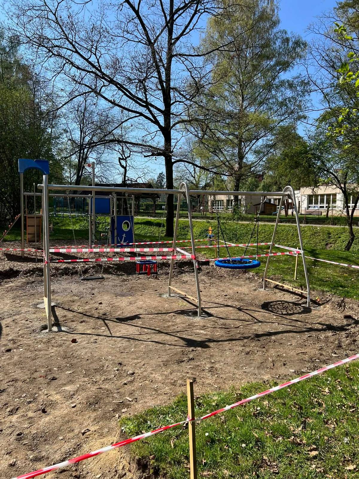 📣 Máme pro vás skvělou zprávu z lokality Koperníkova v blízkosti MŠ Ostravská. V těchto dnech jsme zde nainstalovali nové herní prvky a připravili dopadovou zónu pro budoucí radovánky vašich dětí. 🤩 ☝️ Aby bylo hřiště zcela bezpečné a připravené k provozu, čeká nás v nejbližších dnech ještě dosypání dopadové štěpky. Z tohoto důvodu je nyní na místě nutná technologická přestávka a vstup na herní prvky je po dobu následujících 14 dní zakázán. 🚷 Jakmile bude hotovo a bezpečno, ihned vás o otevření budeme informovat. 😉