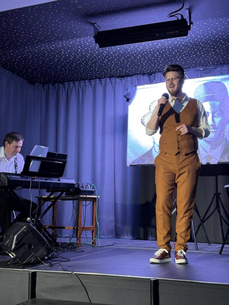 Sobotní recitál v Komunitním centru v Neubuzi byl jednoduše skvělý. Zazněly nejen známé písně Jiřího Suchého a Jiřího Šlitra, ale i jejich verše, doplněné spoustou humorných poznámek a prupovídek, které bavily od začátku až do konce. A zpívalo se… zpívali jsme si vlastně úplně všichni.