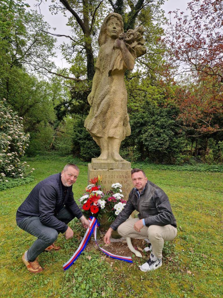 Dne 21. dubna 2026 si obec Lednice připomíná výročí osvobození obce. Pan starosta Mgr. Stanislav Straškrába a pan místostarosta Zdeněk Loukota položili květiny na památku všech, kteří přispěli k osvobození obce.