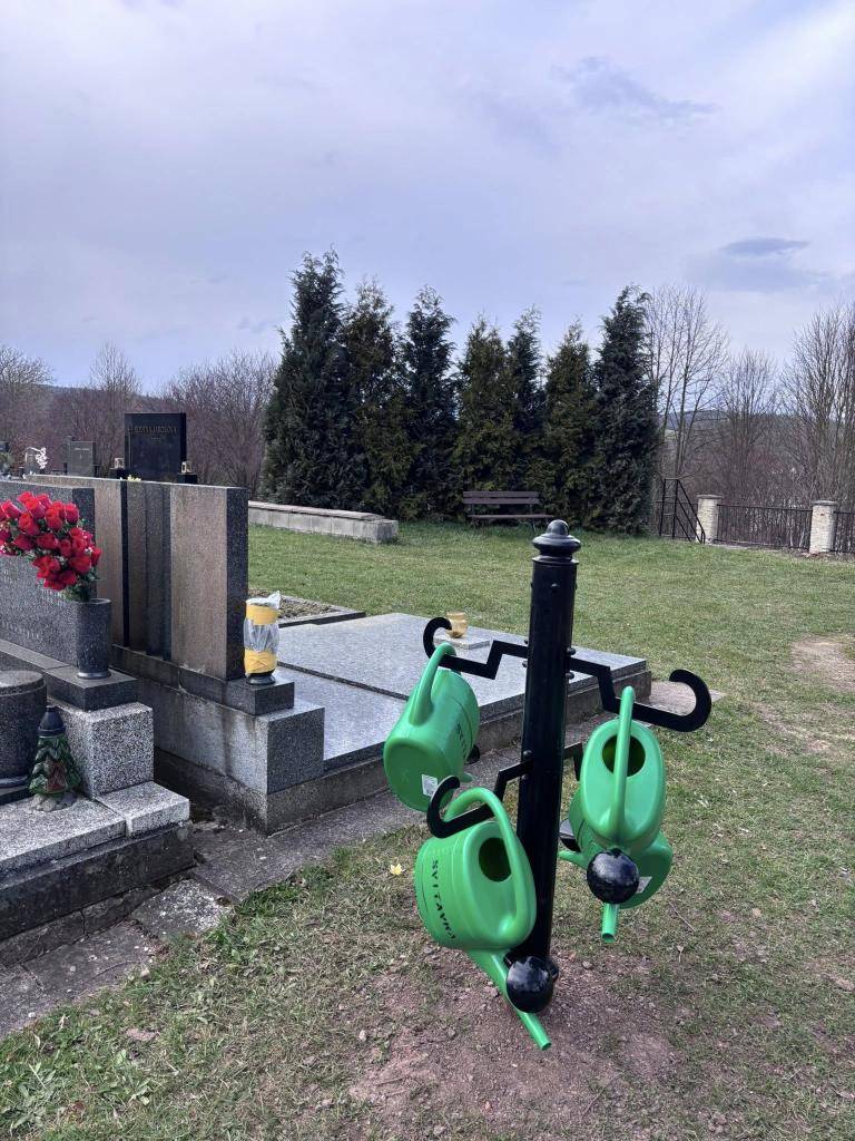 Nově jsme pořídili na hřbitově držák na konve a také nové konve, které jsou vám k dispozici. Věříme, že tyto drobnosti přispějí k většímu pohodlí při péči o hroby našich blízkých.  Další novinkou, na které aktuálně pracujeme, je kolumbárium, které bude instalováno během následujícího měsíce .