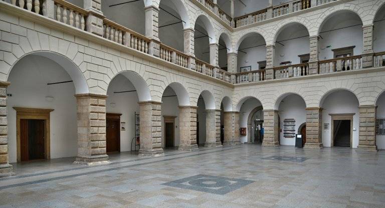 Poté, co  ve dvoraně skončily stavební práce, je potřeba ji vymalovat.  Proto bude postupně docházet ke krátkodobým omezením běžného provozu. Od čtvrtka 23. dubna by měl být uzavřen severní vstup do zámku a tudíž nebude možný průchod dvoranou. Záchody ve dvoraně zámku budou také uzavřeny, využijte wc v Zámecké zahradě. Řiďte se prosím informačními cedulemi.