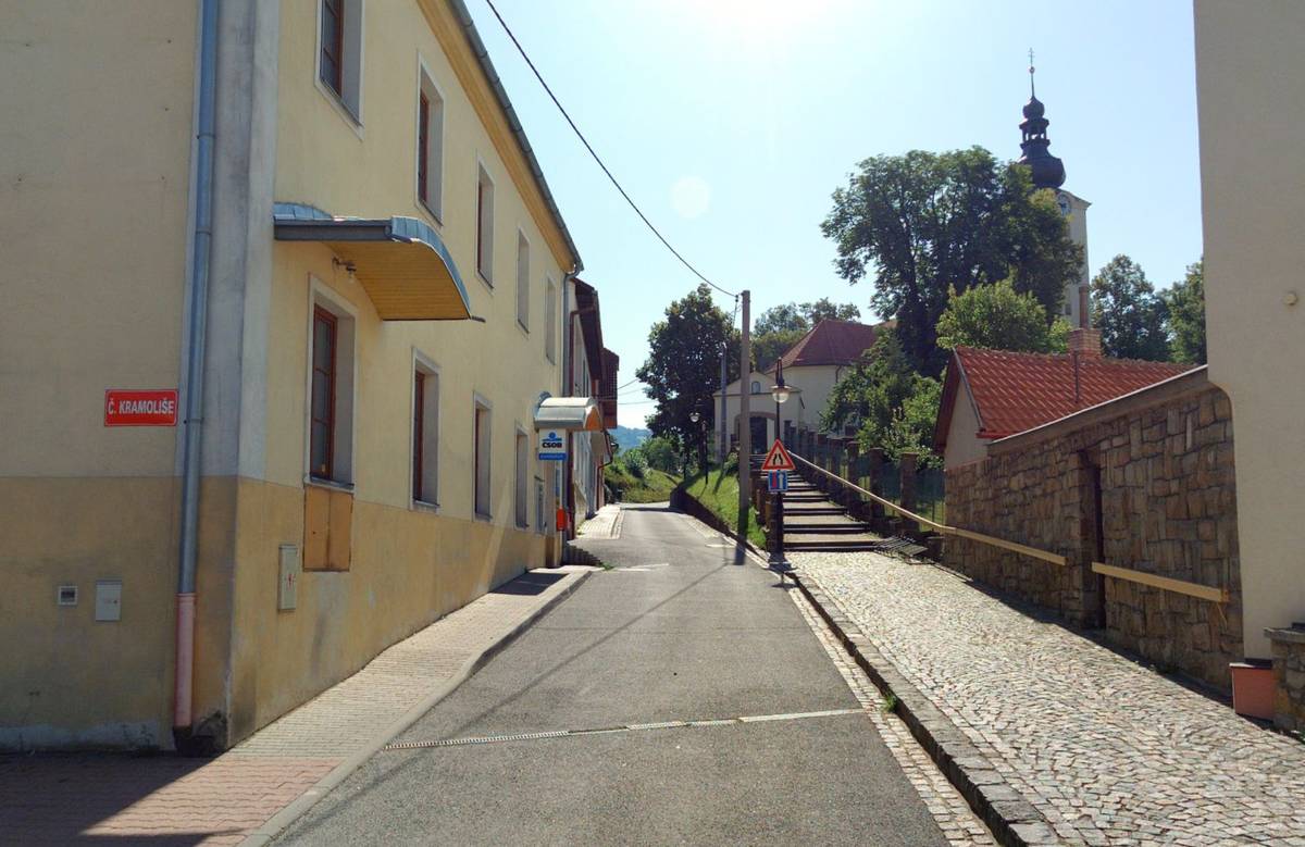 V pondělí 27. dubna 2026 od 7:00 h do cca 16:00 h dojde k úplné uzavírce ulice Č. Kramoliše. Důvodem omezení jsou neodkladné výkopové práce vyvolané havárií na inženýrských sítích, které znemožní průjezd vozidlům. Parkoviště pod poštou zůstane bez omezení přístupné. Pro příjezd ke hřbitovu a kostelu můžete využít komunikace v ul. J. Středovského. Děkujeme za pochopení.