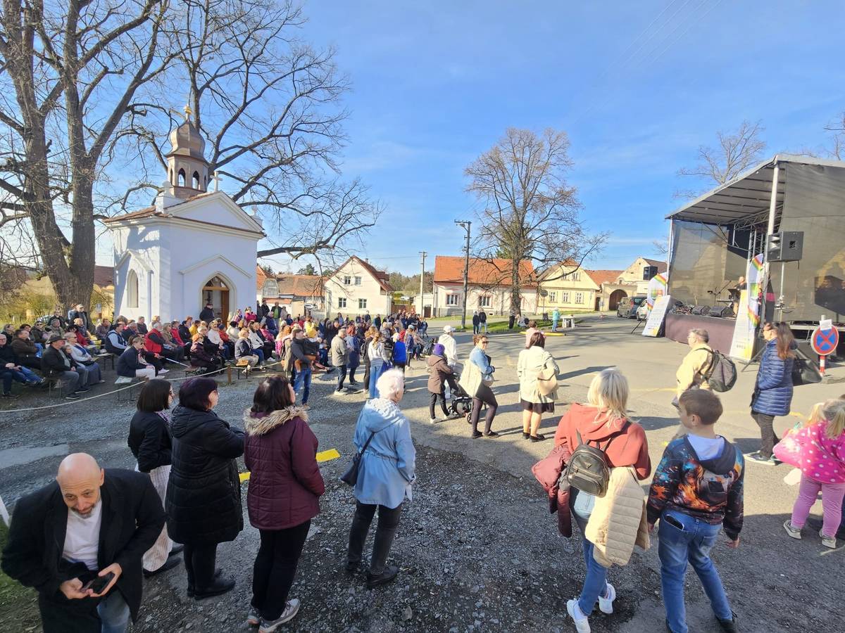 V sobotu 11.dubna 2026 jsme na černické návsi přivítali pěvecký sbor Pilsen Voice pod  vedením vždy usměvavé a energií překypující sbormistryně Lucie Hofmanové. Tento skvělý profesionální soubor s téměř 40 zpěváky, který vystupuje mj. v Německu, Itálii, Francii, předvedl své umění i v Černicích. Nádherně sladěné hlasy byly doprovázeny živou kapelou – klavírem, bicími, basovou kytarou a saxofonem. Na téměř hodinu a půl trvajícím koncertu zazněly na velikém zastřešeném pódiu klasické sborové písně, lidové písně a dále rockové či popové skladby od skupiny Queen, Robbieho Williamse, Michaela Jacksona, Beach Boys, Jiřího Korna a další známé písně z filmů a muzikálů. Přestávku vyplnil vokální kvartet Tutti Voci, který byl též skvělý, a na závěr koncertu všechny potěšily svým tancem temperamentní tanečnice. Všechna vystoupení byla odměněna velkým potleskem návštěvníků koncertu, kteří zaplnili černickou náves.👏 „Mám velkou radost, že se nám podařilo dostat tento úžasný sbor k nám do Černic. Byli opravdu perfektní a patří jim obrovský dík a obdiv. Nesmím zapomenout na poděkování panu zvukaři, který předvedl profesionální práci a nám všem zprostředkoval nevšední zážitek“, okomentoval koncert starosta Vladislav Sloup.