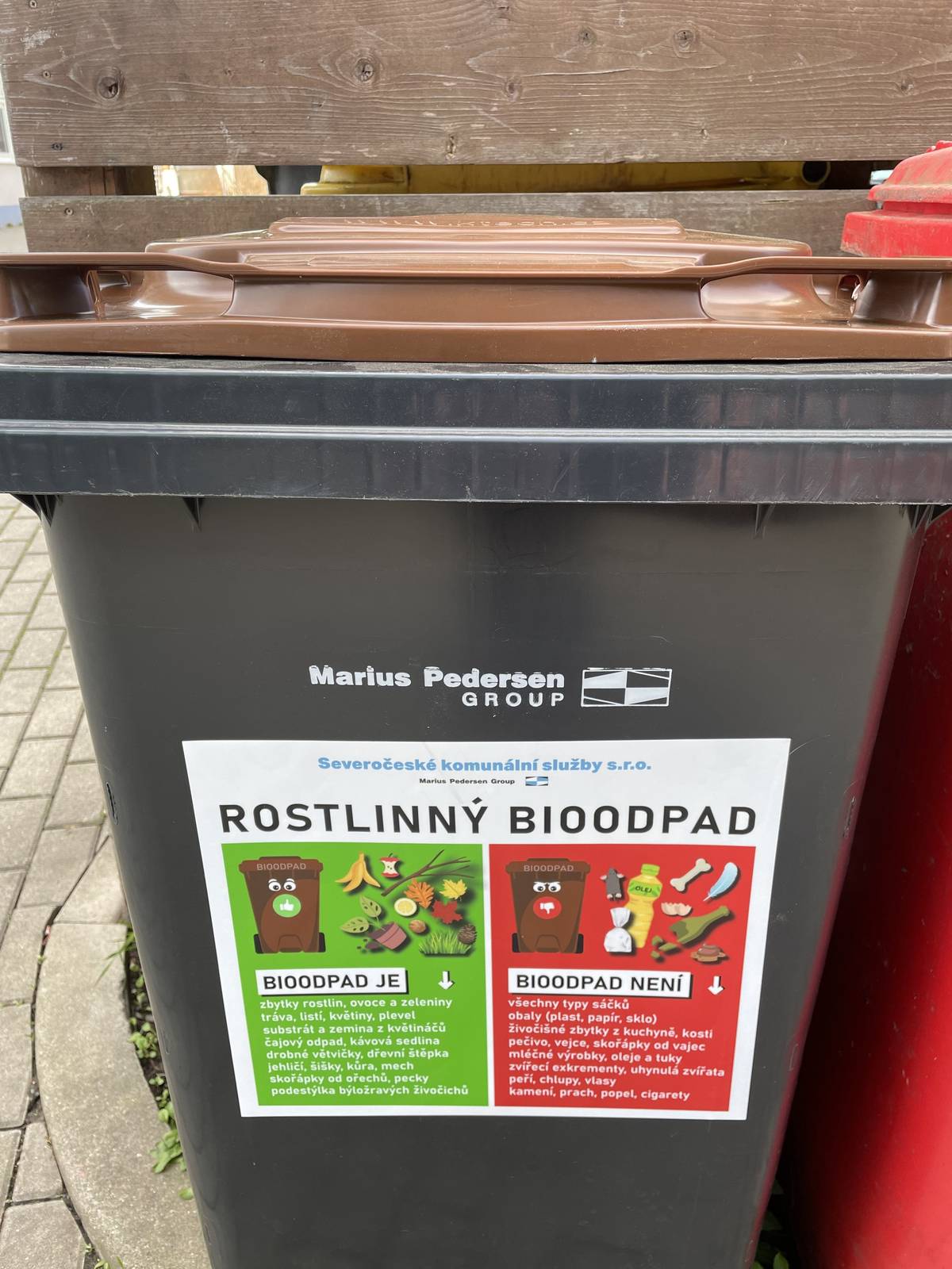 Dne 22. 04. 2026 byly přistaveny na vytipovaná stanoviště 240l popelnice na bioodpad. Svoz odpadu bude probíhat od května každý týden ve středu.   Popelnice jsou černé s hnědým víkem a patří do nich zbytky rostlin, zeleniny, ovoce, tráva, listí, kávová sedlina, drobné větvičky, podestýlka býložravých živočichů aj. Do popelnic nepatří – všechny typy sáčků, živočišné zbytky z kuchyně, kosti, pečivo, skořápky od vajec, mléčné výrobky aj. Vše je uvedeno přímo na popelnici!   Děkujeme, že třídíte! Martina Říhová, odbor životního prostředí